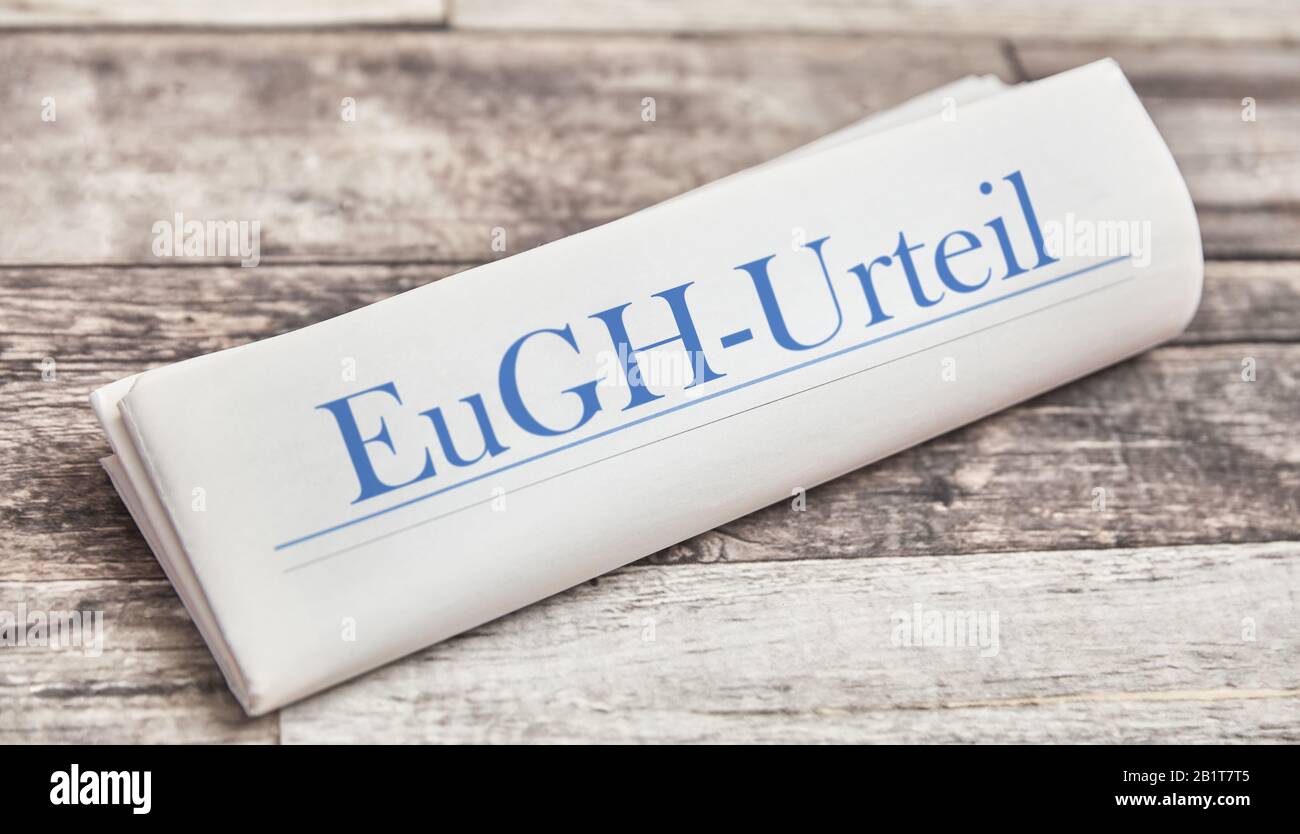 "EuGH-Urteil" (deutsch für: EuGH-Urteil) als Überschrift auf der Titelseite einer Zeitung Stockfoto