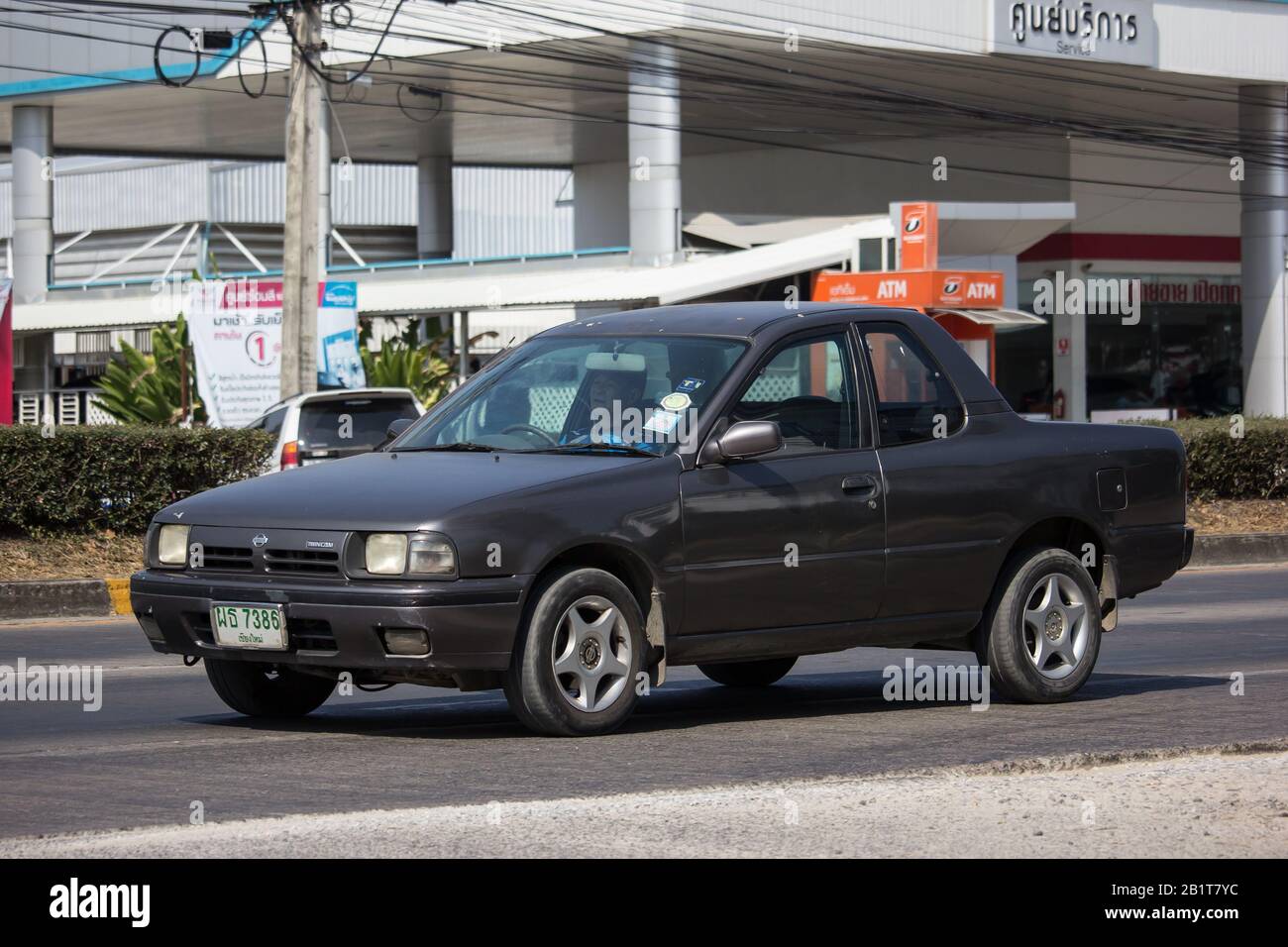 Chiangmai, Thailand - 17. Januar 2020: Privater Pick-up Nissan Nv Queencab. Auf der Straße Nr.1001 8 km vom Geschäftsviertel Chiangmai. Stockfoto