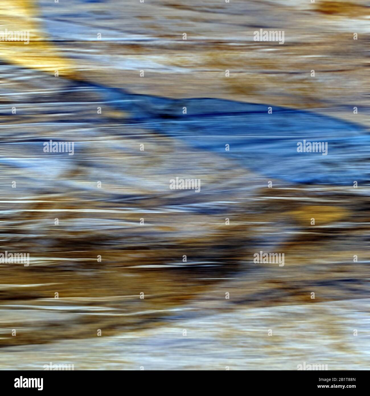 Abstraktes impressionistisches Foto von Wasser- und Sandmustern am Strand bei Sonnenuntergang an der Cardigan Bay. Stockfoto
