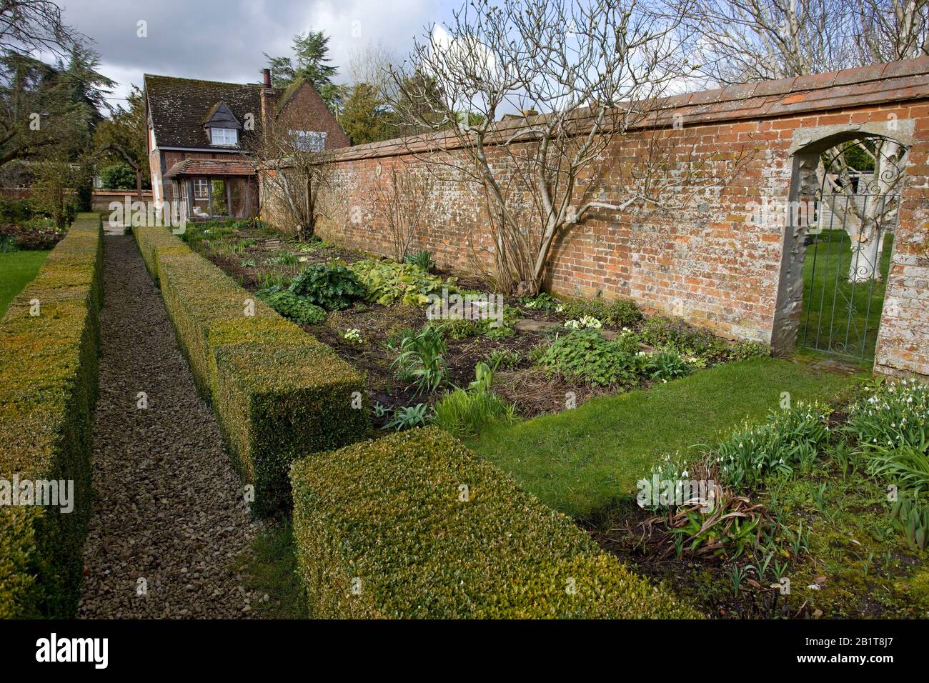 Englischer Garten mit ummauerten Häuschen Stockfoto