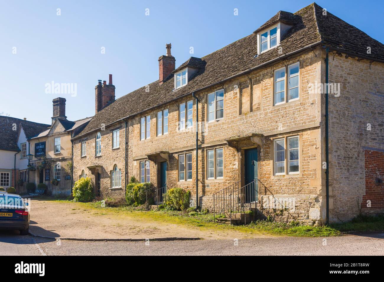 Eine Reihe von in Stein gebauten Terrassenhütten im berühmten Wiltshire Dorf Lacock, die viel als Außenstelle in der Filmherstellung in Großbritannien genutzt werden. Beachten Sie die 'bl Stockfoto