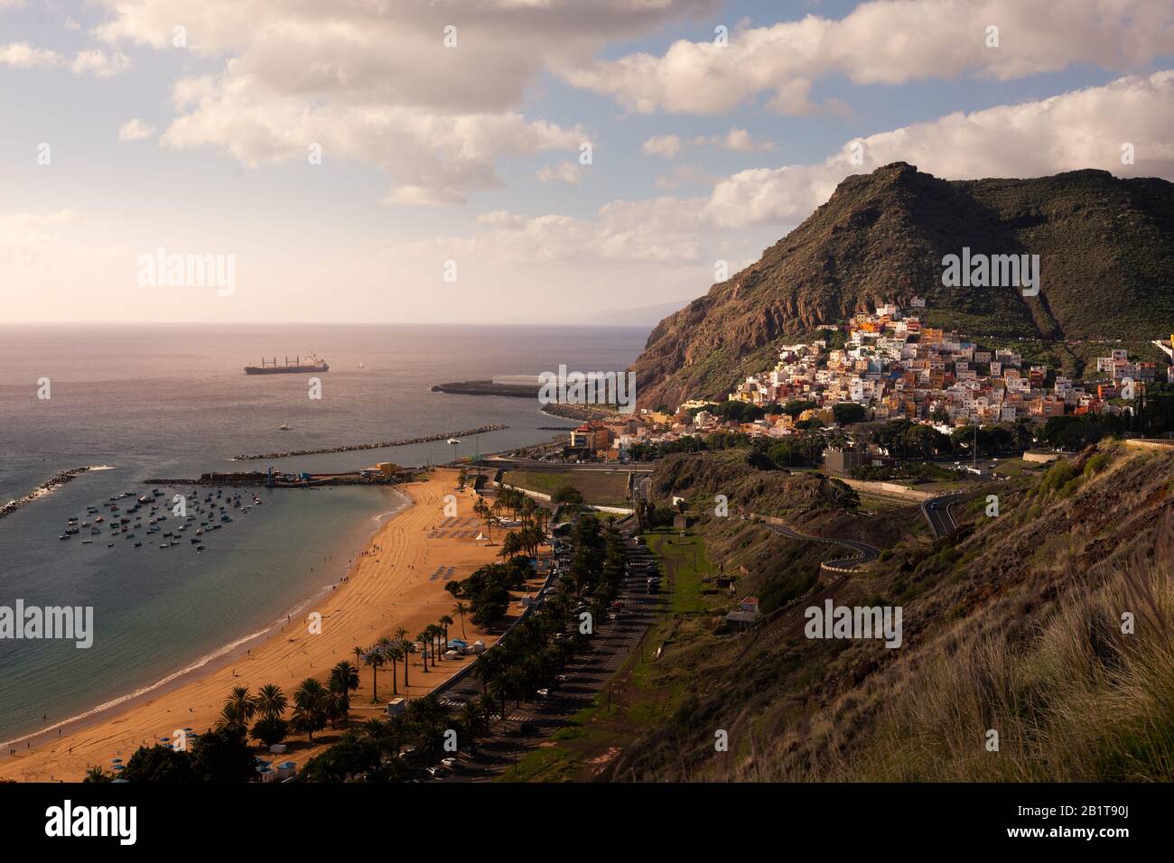 Blick vom Strand von San Andres und Las Teresitas in Santa Cruz de Tenerife, Kanarische Inseln, Spanien. Stockfoto