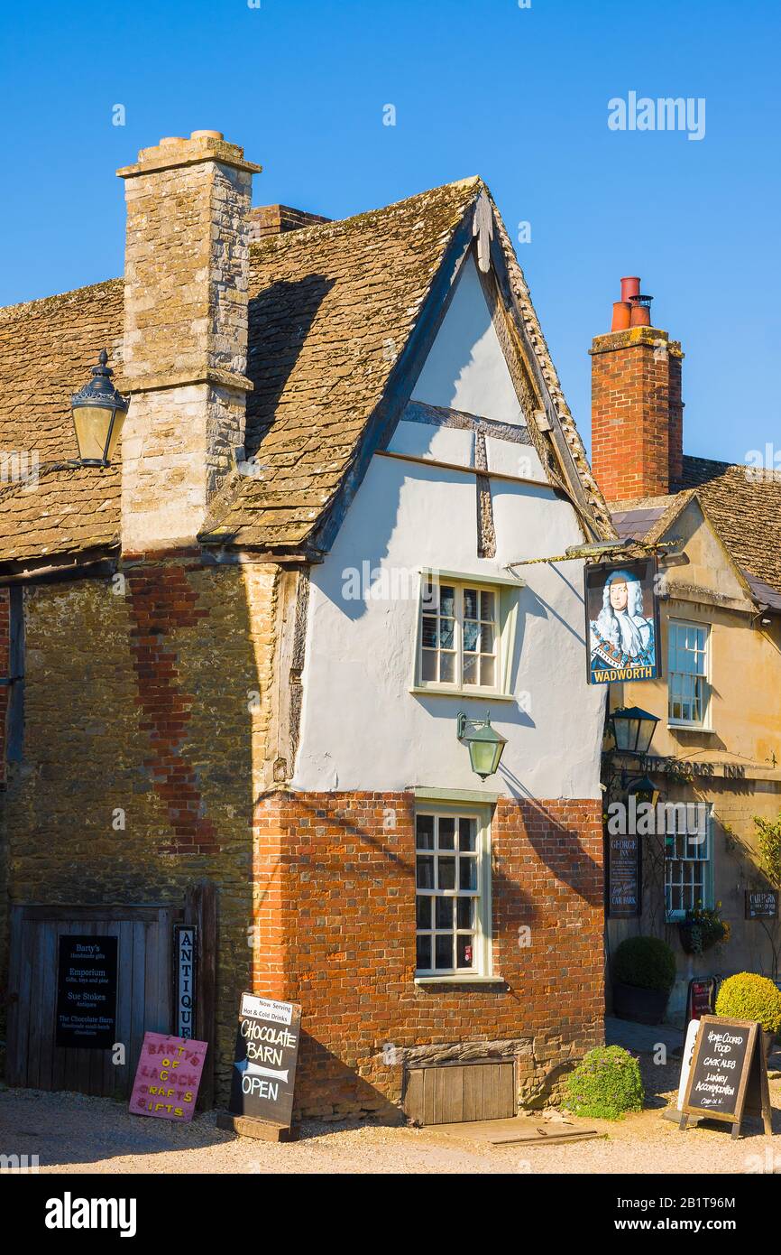 Teil eines alten Anwesen, das als George Inn in der West Street Lacock Wiltshire England UK bekannt ist Stockfoto