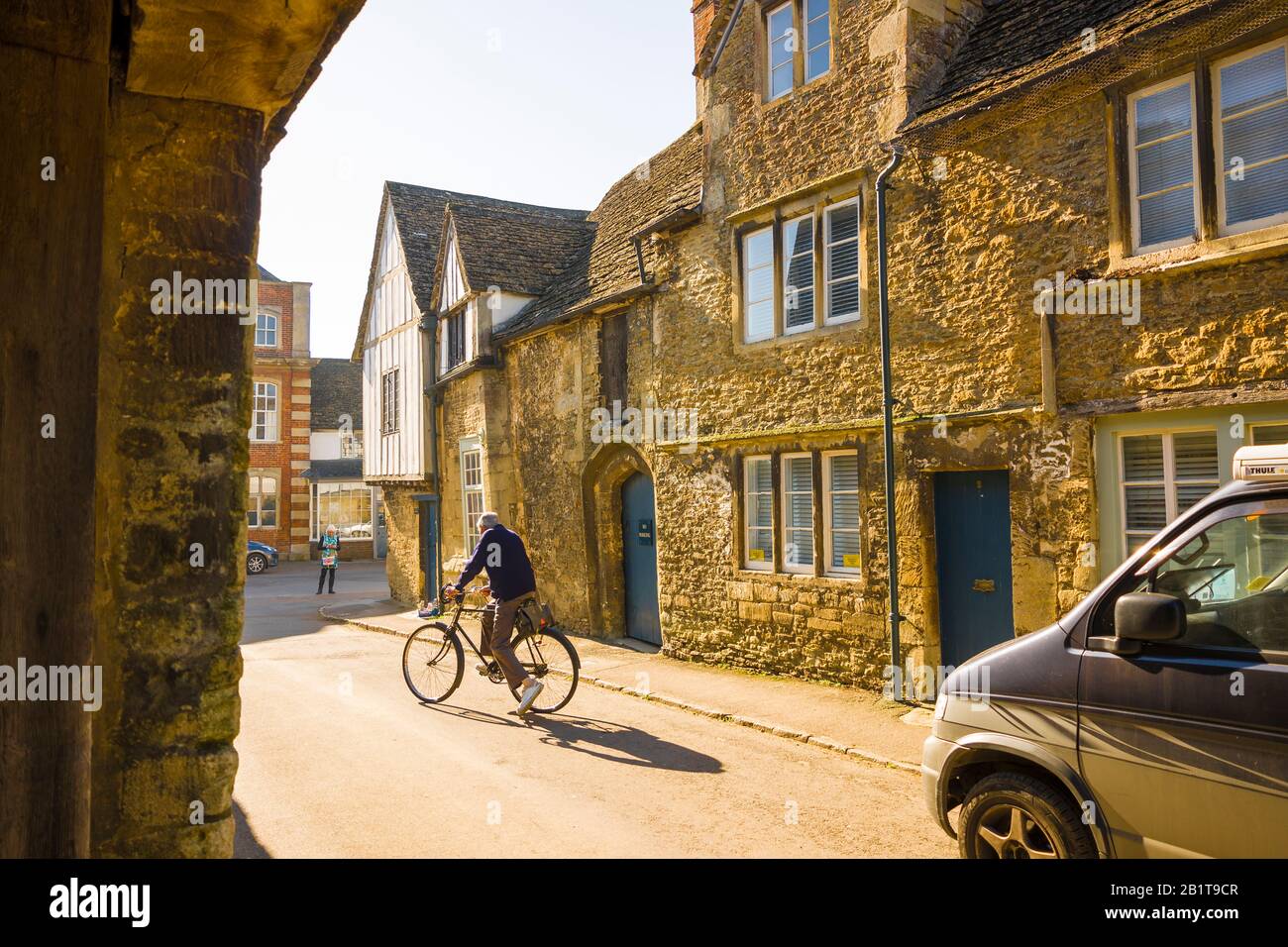 Ein älterer Bewohner bereitet sich auf den Radlauf in der East Street im Dorf Lacock Wiltshire England UK vor Stockfoto