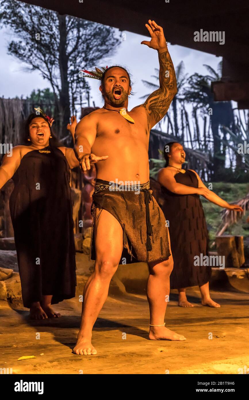 Rotorua, NEUSEELAND - 10. November 2019: Schauspieler im traditionellen Kleid traditionell führt Haka Kriegstanz auf der Bühne auf, gedreht im Mitai Maori Dorf performa Stockfoto