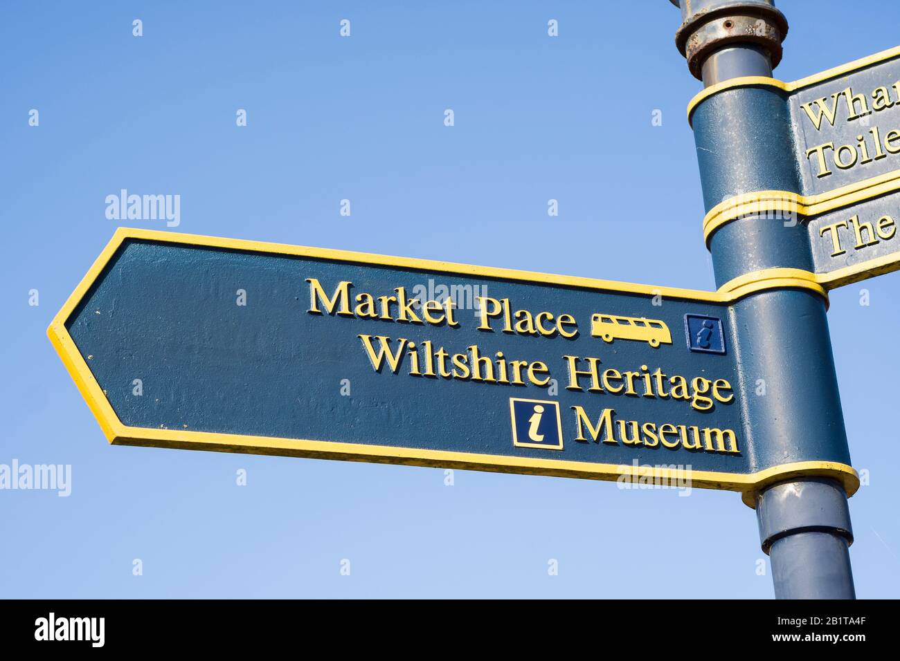 Metall-Wegweiser sind eine wichtige Hilfe für die Besucher der Wiltshire Marktstadt Devizes Stockfoto