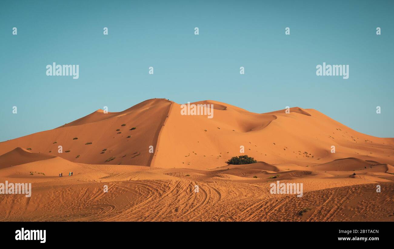 Die schönen goldenen Dünen in der Sahara-Stadt Merzouga Südostmarokko, einem bekannten Ausflugsziel im Süden des Königreichs Marokko Stockfoto