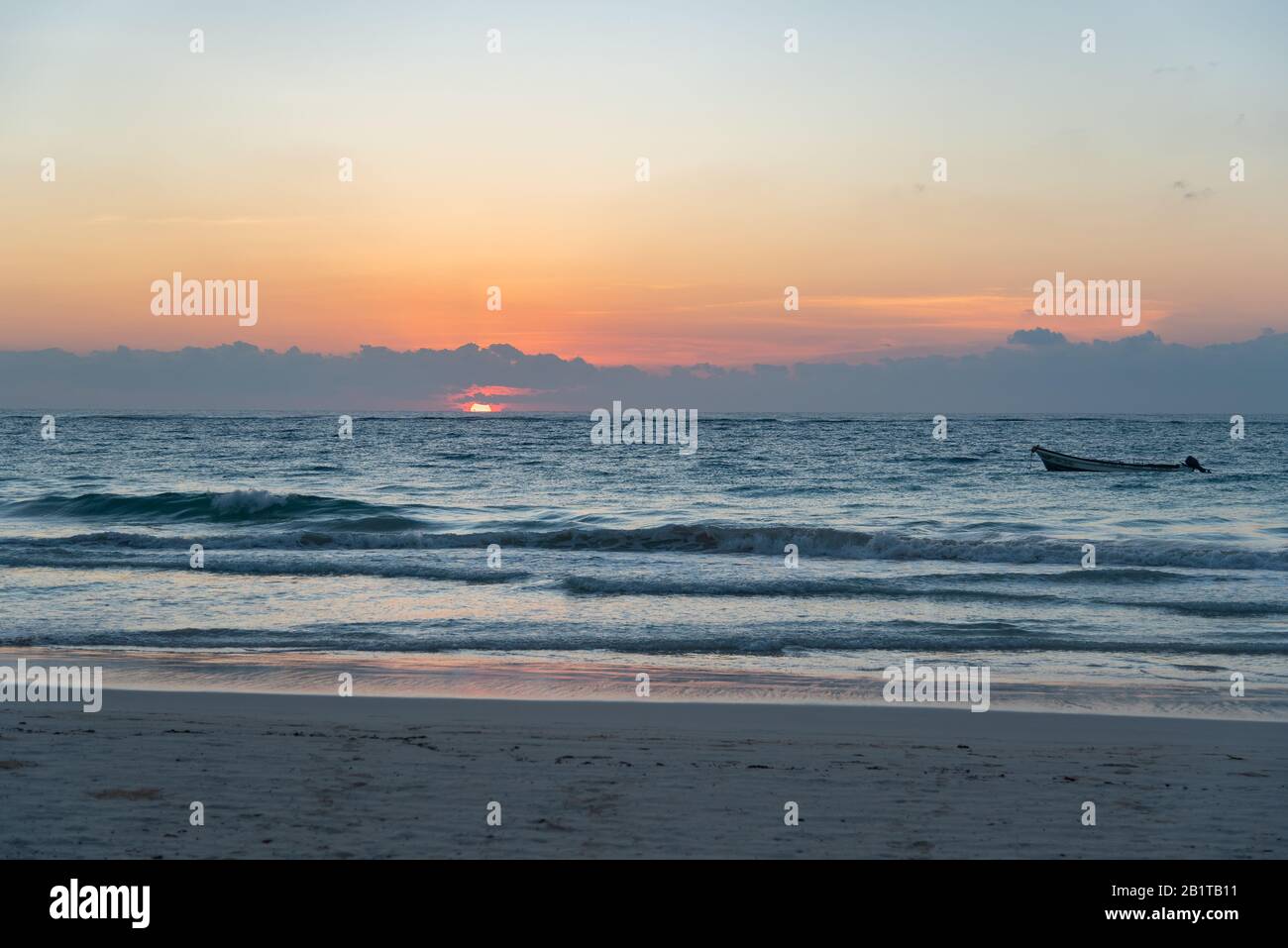 Fantastischer Blick auf den Sonnenaufgang am Tulum Strand in Mexiko Nordamerika Stockfoto