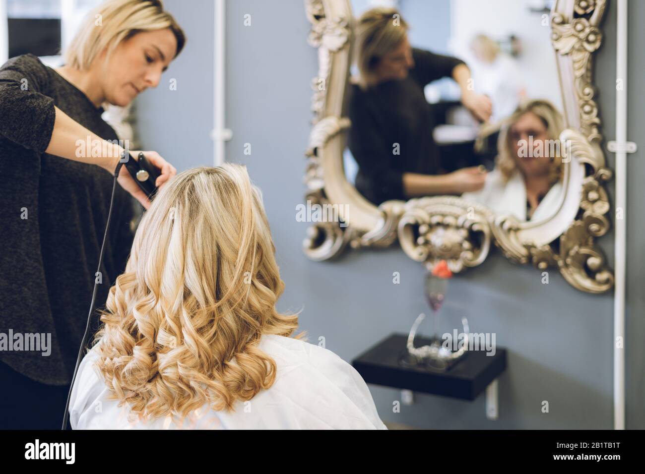 Eine Frau, die ihre Haare vor ihrer Hochzeit in einem Friseursalon oder Friseursalon stylen ließ Stockfoto
