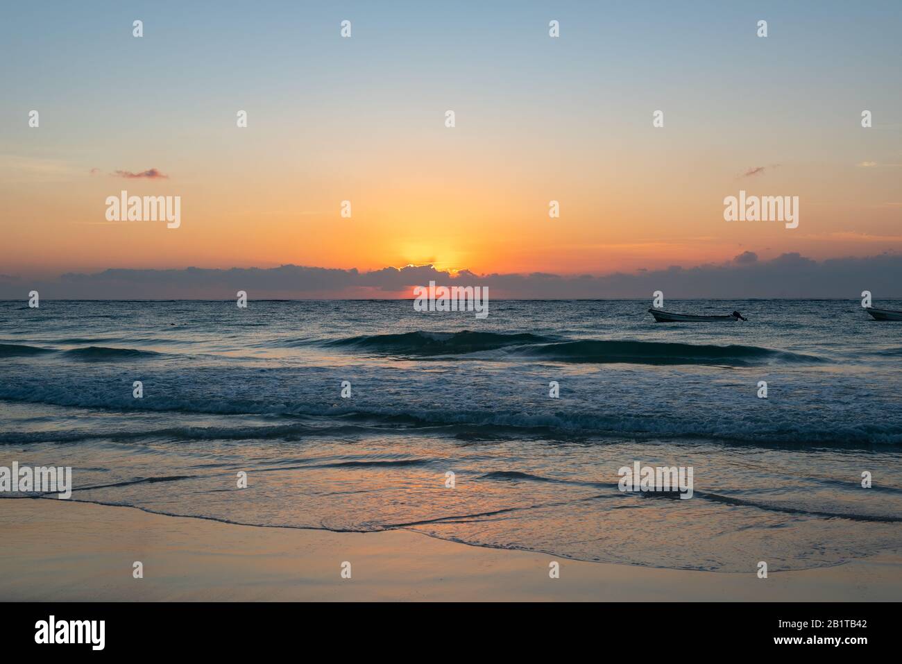 Fantastischer Blick auf den Sonnenaufgang am Tulum Strand in Mexiko Nordamerika Stockfoto