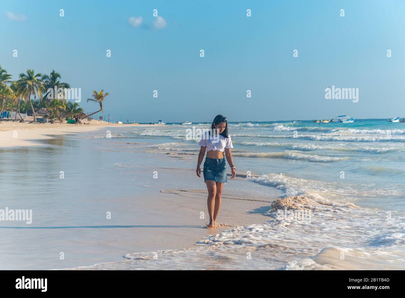 Frau, die den schönen Tulum Strand Mexiko Nordamerika genießt Stockfoto