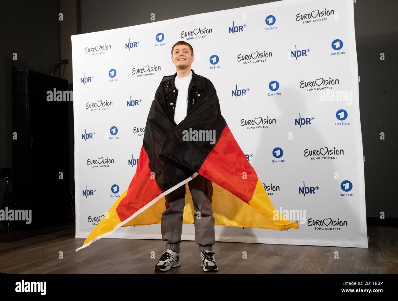 Hamburg, Deutschland. Februar 2020. Der Sänger Ben Dolic trägt während einer Fotosession eine Deutschlandfahne, nachdem er seine Teilnahme am Finale des Eurovision Song Contest angekündigt hatte. Der 22-jährige Slowene tritt am 16. Mai bei der ESC-Endrunde in Rotterdam für Deutschland an. Dort wird er das Lied "Violent Thing" singen. Kredit: Christian Charisius / dpa / Alamy Live News Stockfoto