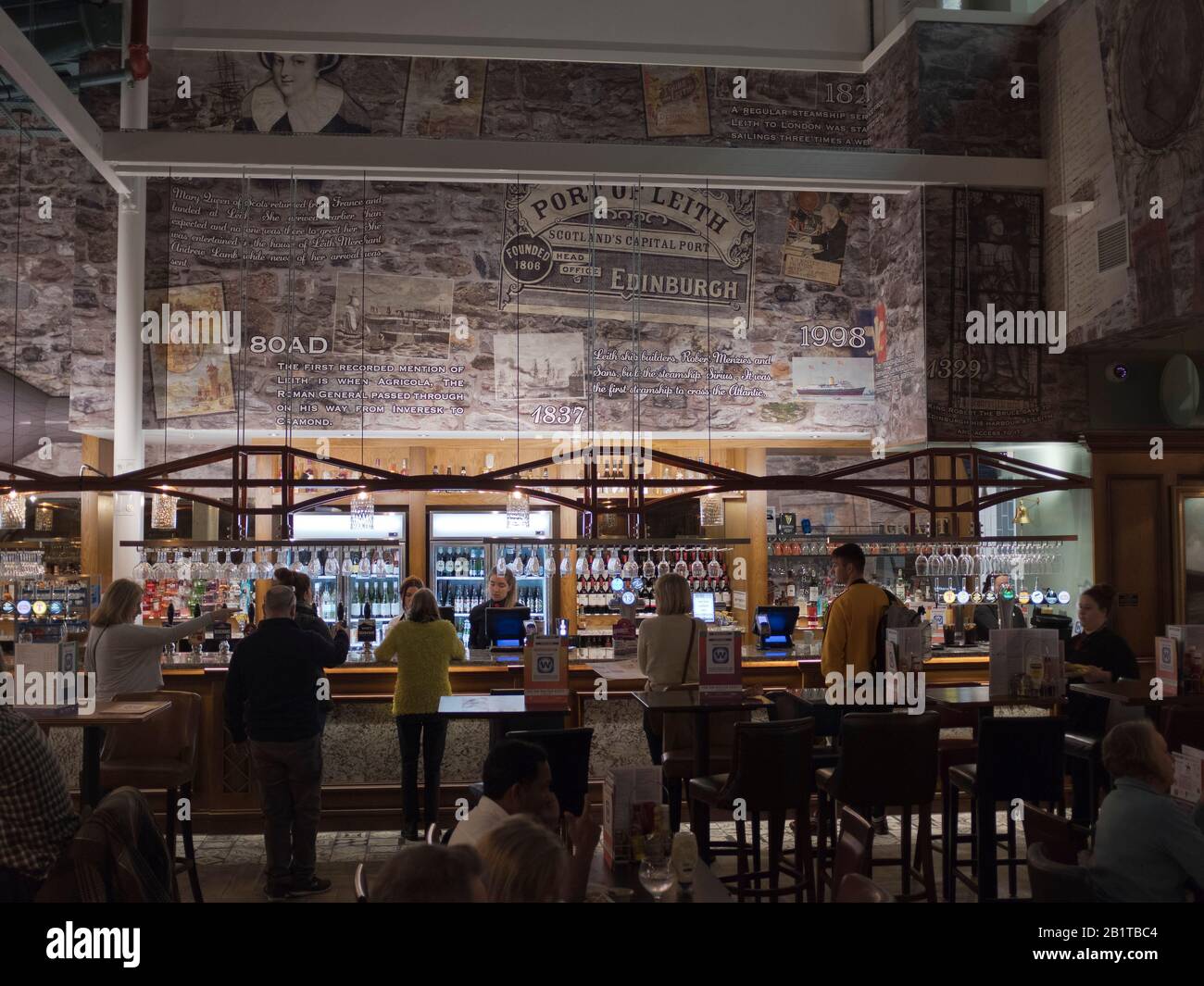 Dh Wetherspoons Pub EDINBURGH AIRPORT SCOTLAND Serviert Bar UK Stockfoto