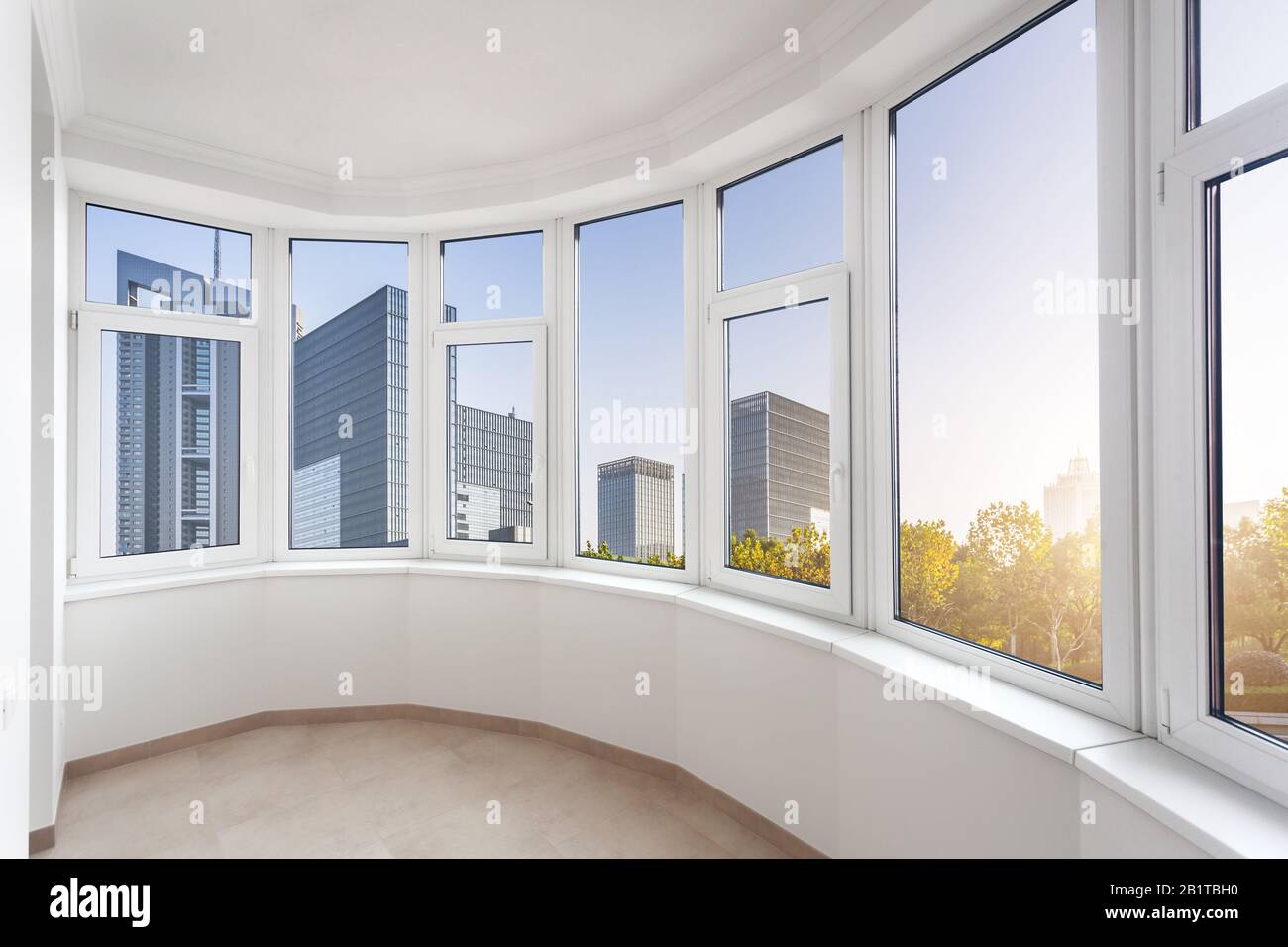 Epmty minimalistischen Interieur Hintergrund, Balkon, modernes Apartment mit Panoramafenstern, Stadtblick, niemand, mit Kopie Raum, vertikal Stockfoto Epmty minimalistischen Interieur Hintergrund, Balkon, modernes Apartment mit Panoramafenstern, Stadtblick, niemand, mit Kopie Raum, vertikal Stockfoto