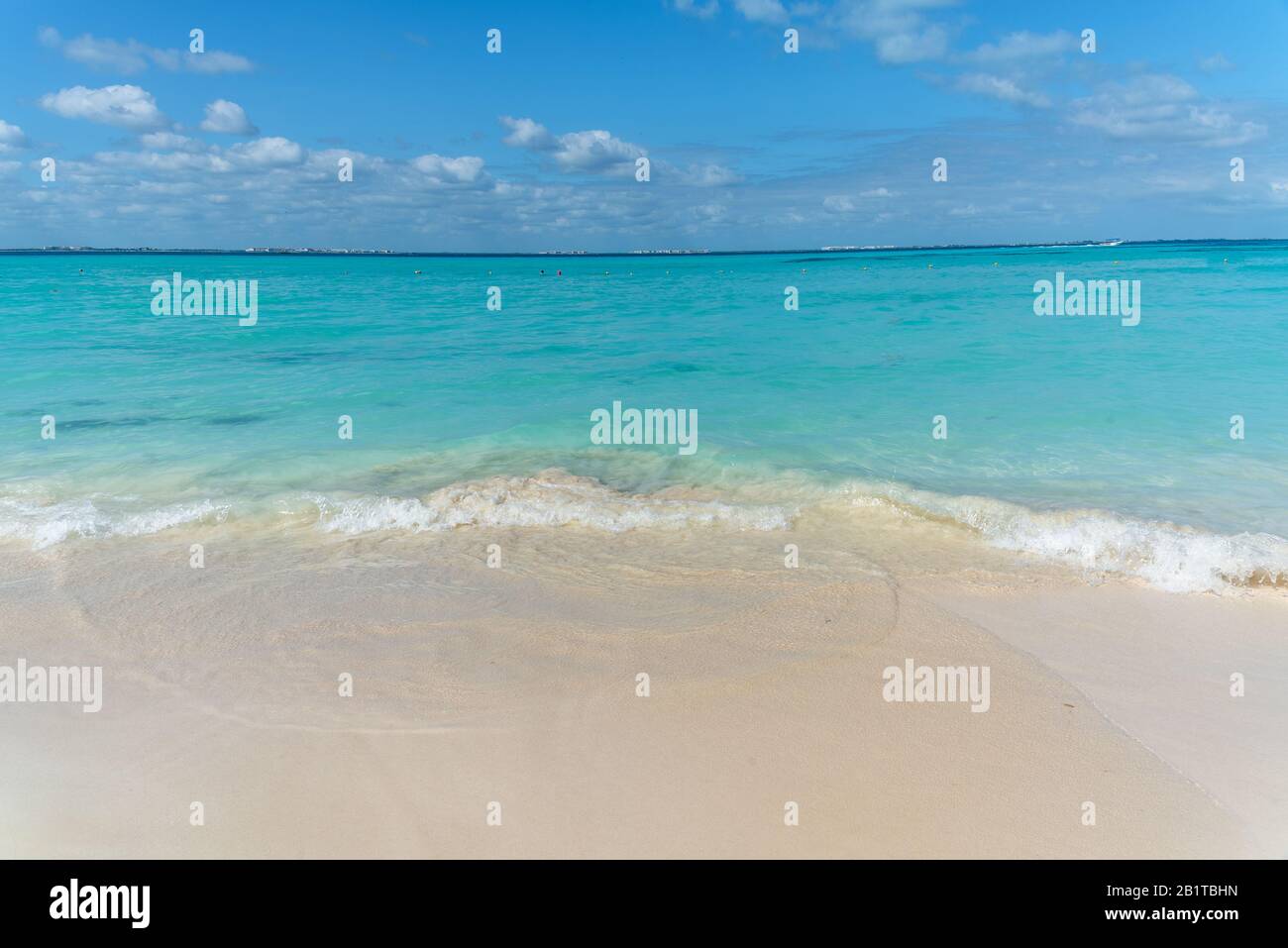 Wunderschöner Blick auf den türkisfarbenen Strand Tulum Beach Mexiko Nordamerika Stockfoto