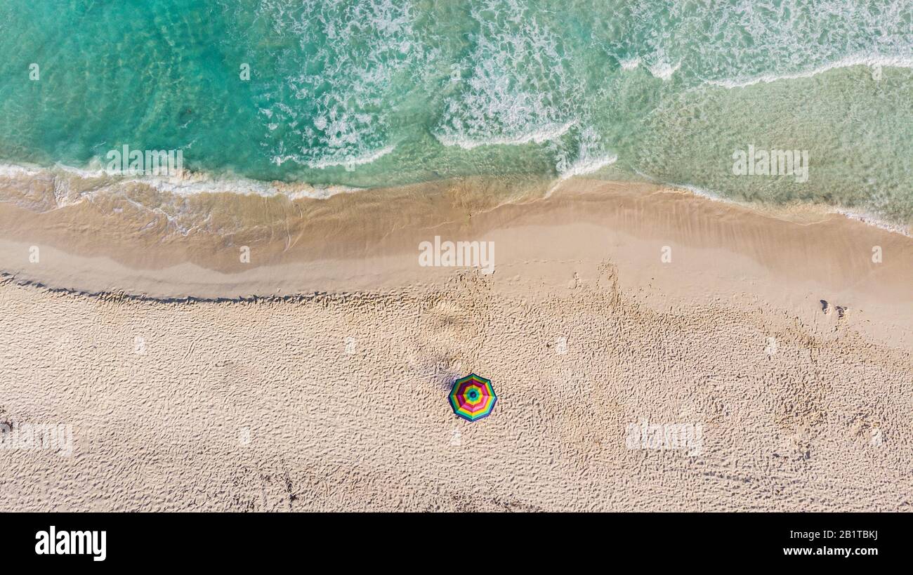 Einsamer Sonnenschirm am Tulum Beach Mexiko Nordamerika Stockfoto