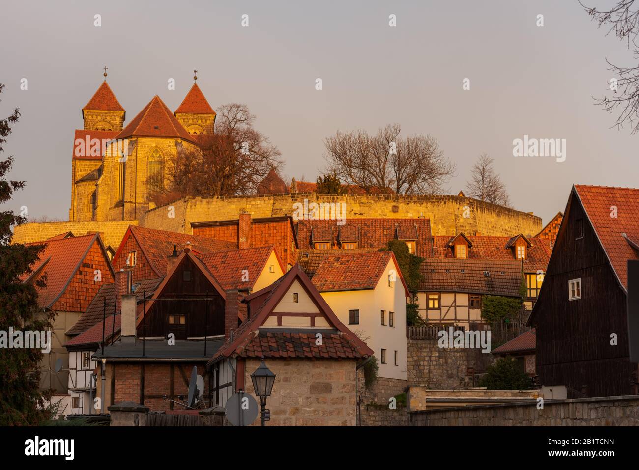 Die Kirche St. Servatii auf dem Burgberg in Quedlinburg in goldener Morgensonne Stockfoto