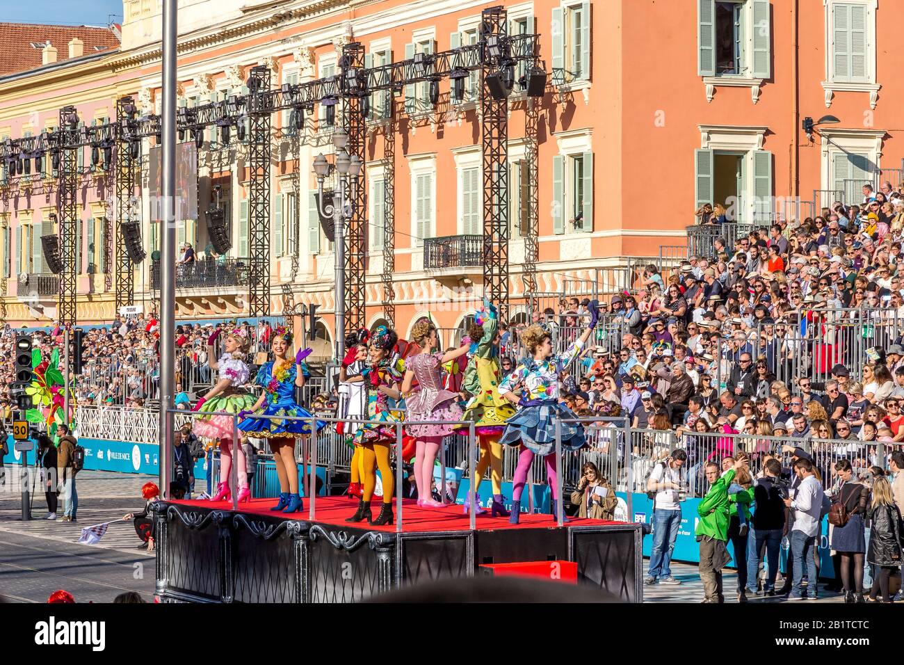 Nice, Cote d'Azur, Frankreich - 15. Februar 2020: Carnaval de Nice, Dieses Jahr Thema King of Fashion - Schöne Frauen winken auf Zuschauern als Blume Stockfoto