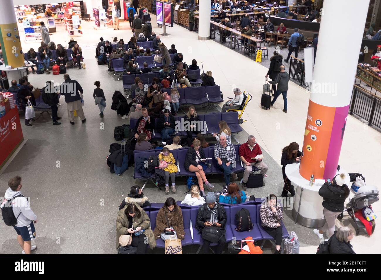 dh Terminal One MANCHESTER AIRPORT ENGLAND Passagiere der Abflughalle, die in t1-Abflügen warten, Flughafen großbritannien 1 Stockfoto