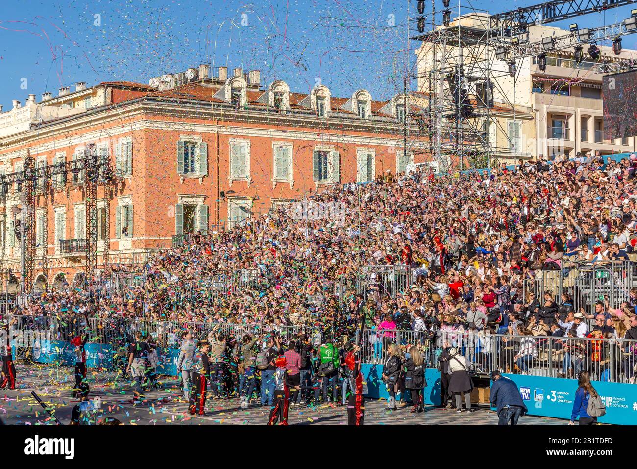 Nice, Cote d'Azur, Frankreich - 15. Februar 2020: Carnaval de Nice, Dieses Jahr Thema King of Fashion - Der Erste Tag der Blumenparade beginnt mit Straßenübergängen Stockfoto