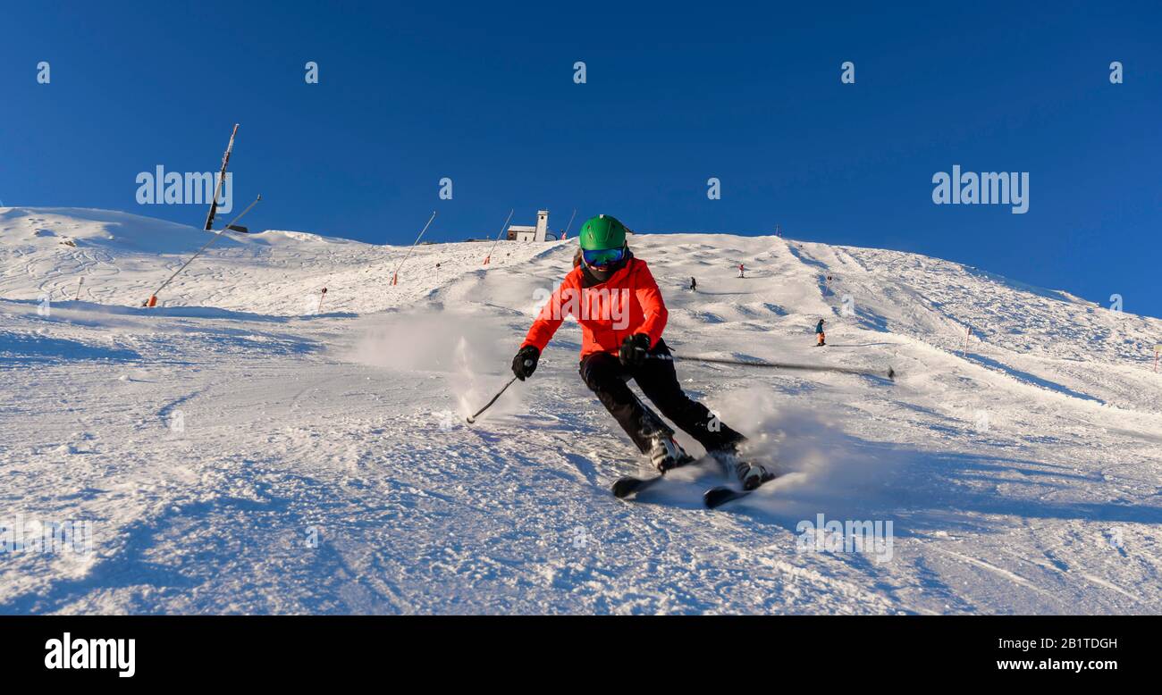 Skifahrer, die einen Steilhang, eine schwarze Piste, hohe Salve, SkiWelt Wilder Kaiser, Brixen im Thale, Tyrol, Österreich, abfahren Stockfoto