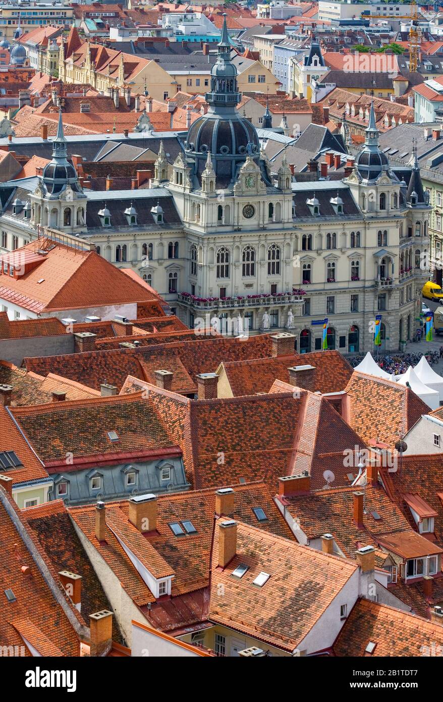 Dächer der Altstadt, Blick vom Schlossberg auf das Rathaus, in Graz, in der Styria, Österreich Stockfoto