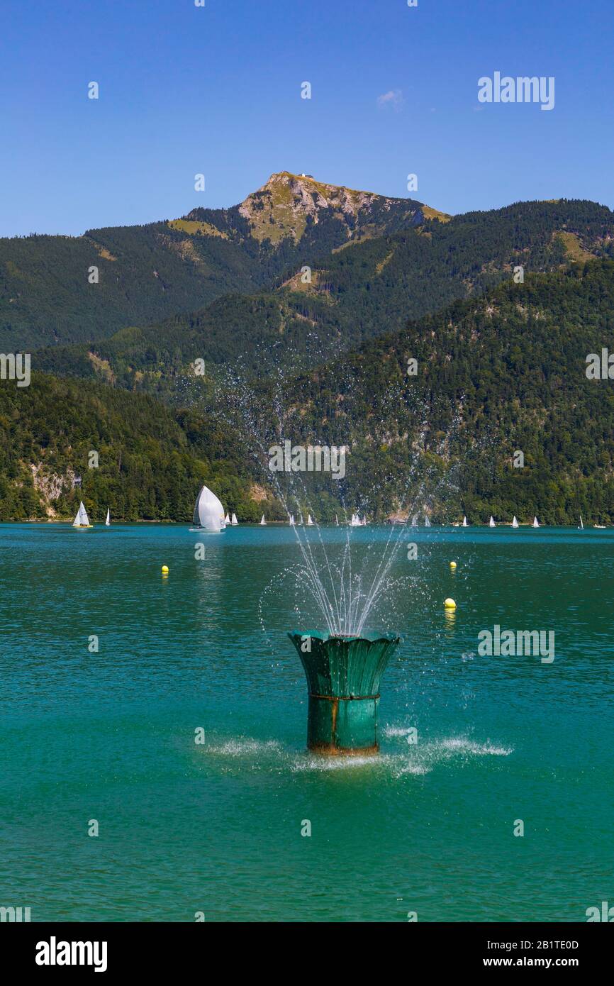 Brunnen an der Promenade, Sankt Gilgen am Wolfgangsee mit Schafberg, Land Salzburg, Österreich Stockfoto