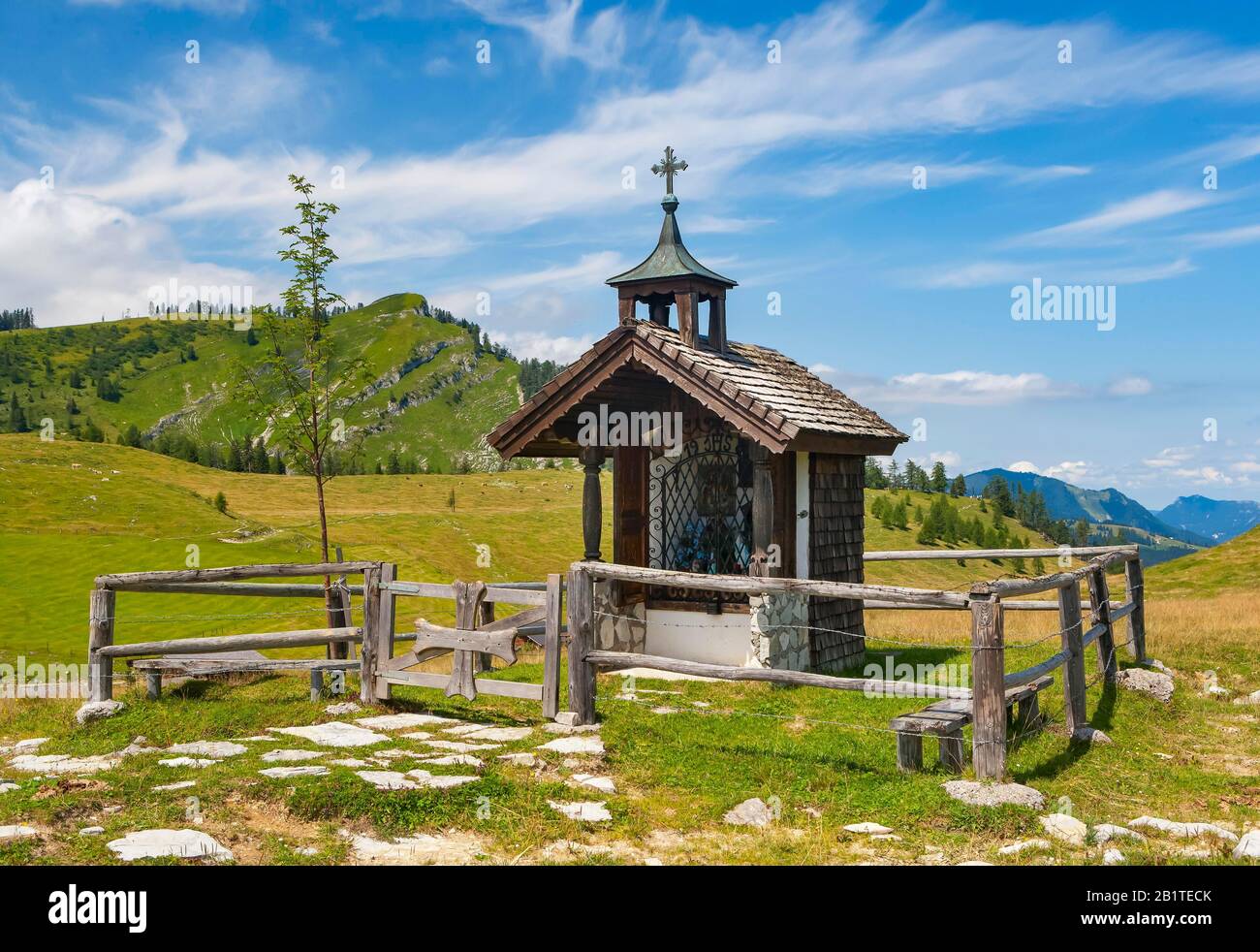 Alpenlandschaft mit Kapelle, Postalm, Salzkammergut, Land Salzburg, Österreich Stockfoto