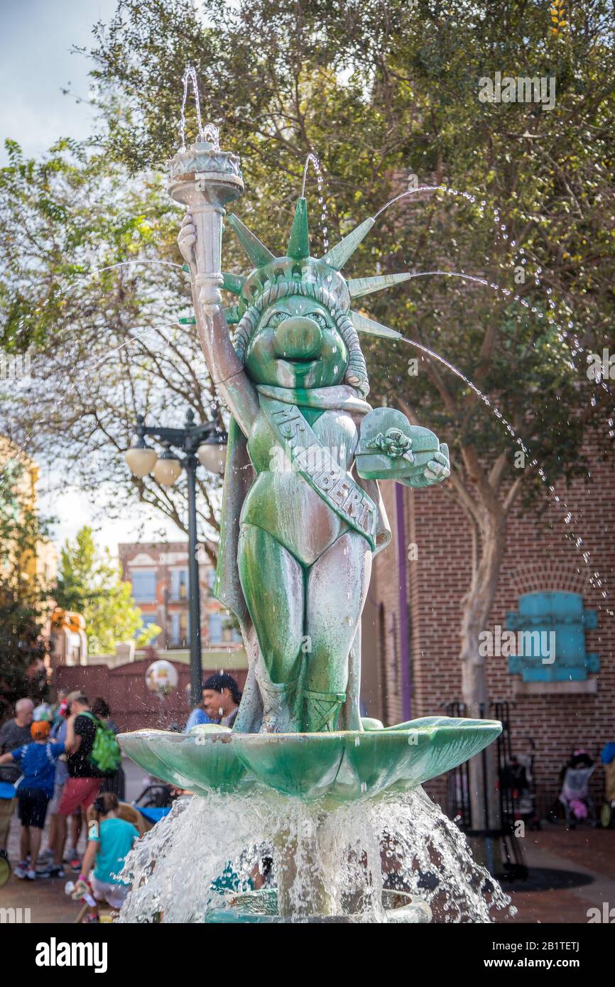Fountain mit Miss Piggy als Freiheitsstatue in den Disney's Hollywood Studios, Walt Disney World, Orlando, Florida, USA Stockfoto