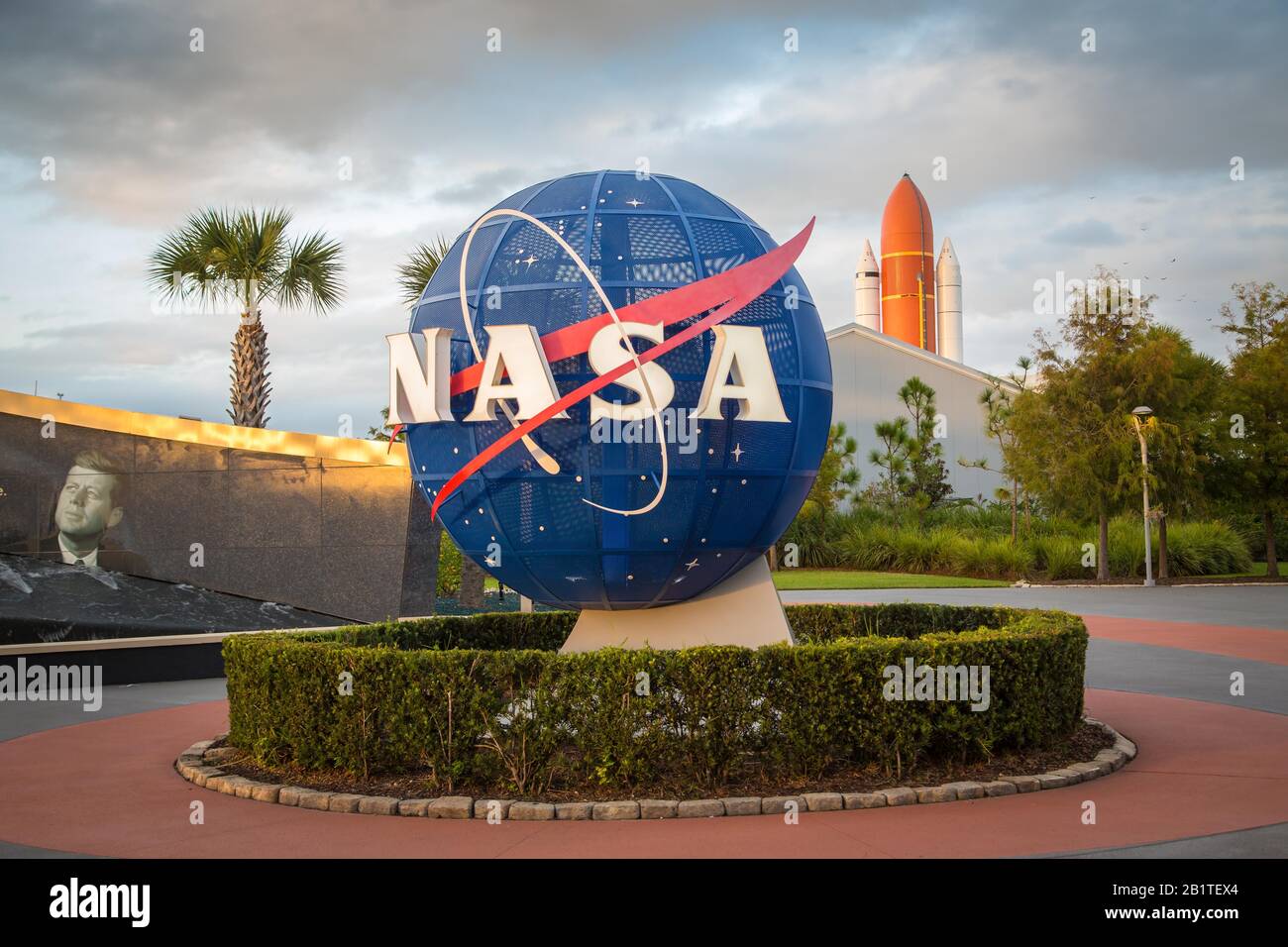 NASA-Logo vor Kennedy Space Center, Spaceport, Rakete im Rücken, Cape Canaveral, Merritt Island, Florida Stockfoto