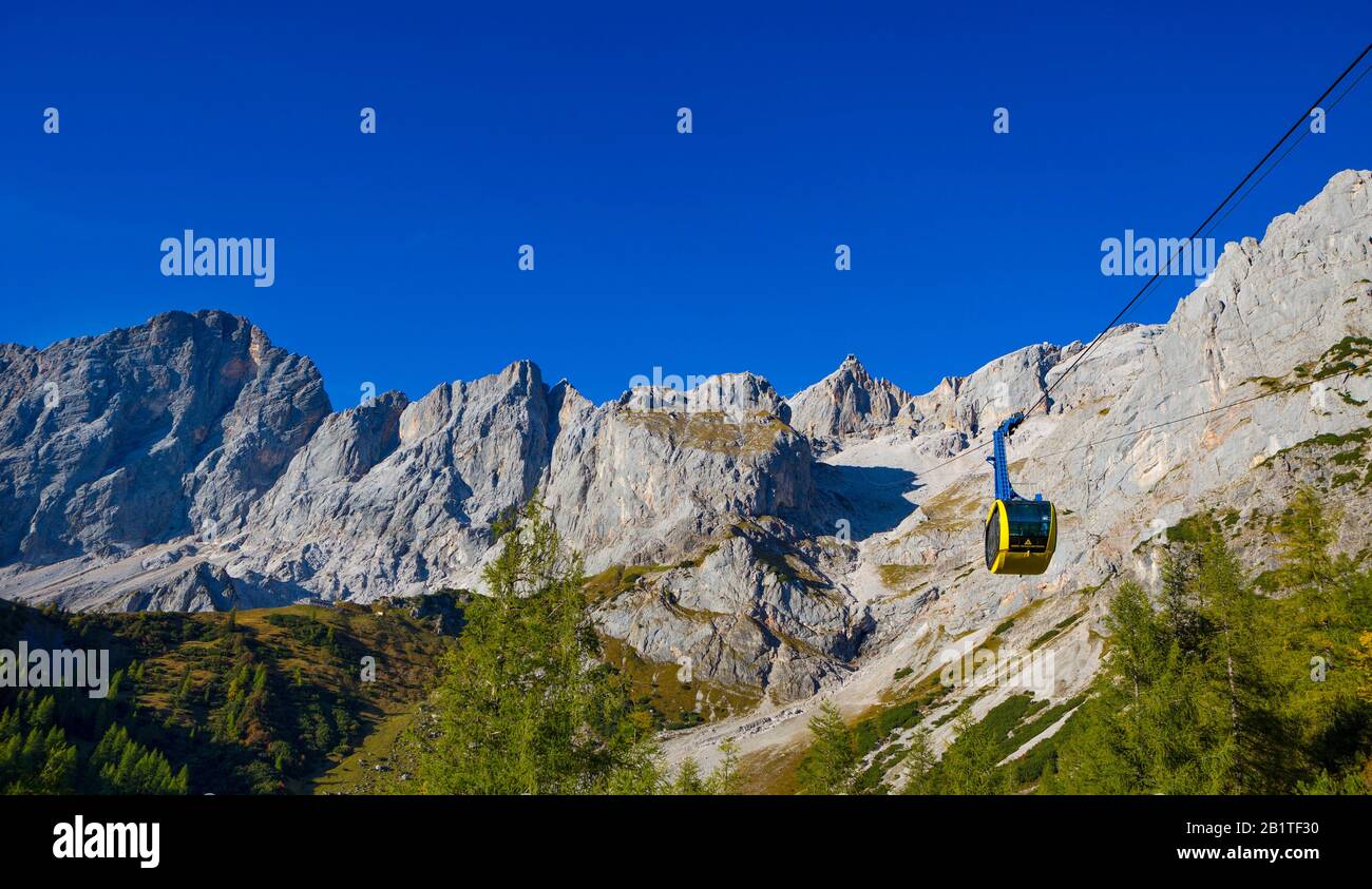 Dachsteinmassiv, Dachstein, Dachsteingletscher Seilbahn, Blick auf die Bergstation Hunerkogel, Ramsau, Styria, Österreich Stockfoto