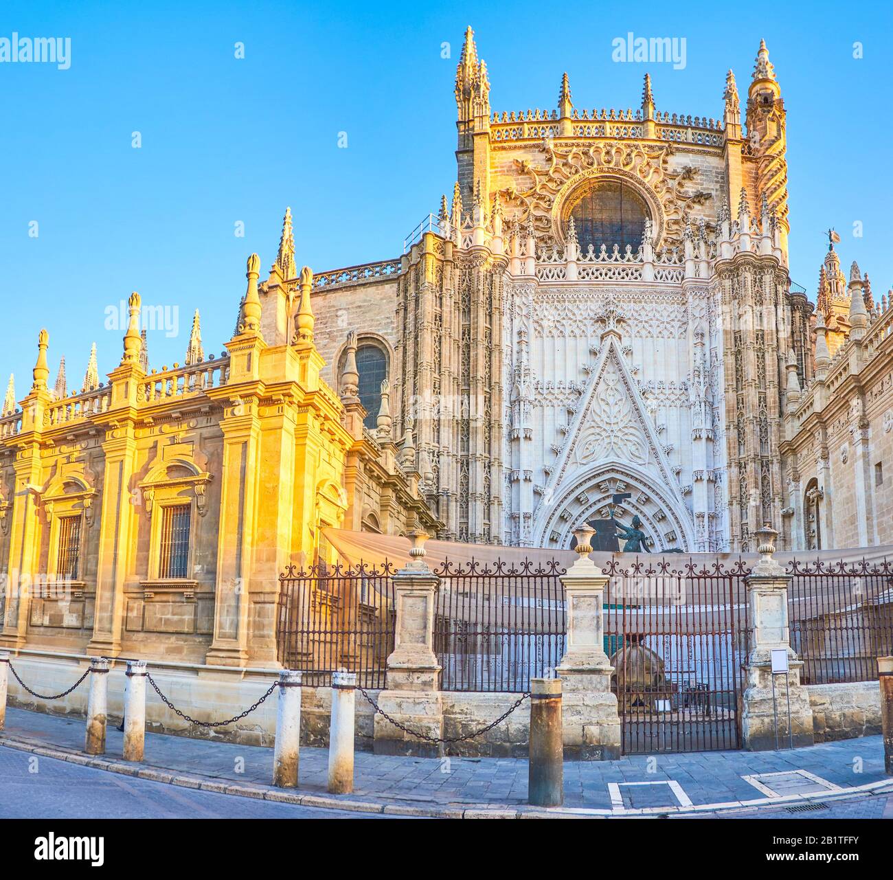 Die beeindruckende Kathedrale Puerta De San Cristobal von Sevilla mit steinernen Verzierungen an der Fassade im gotischen Stil, Spanien Stockfoto