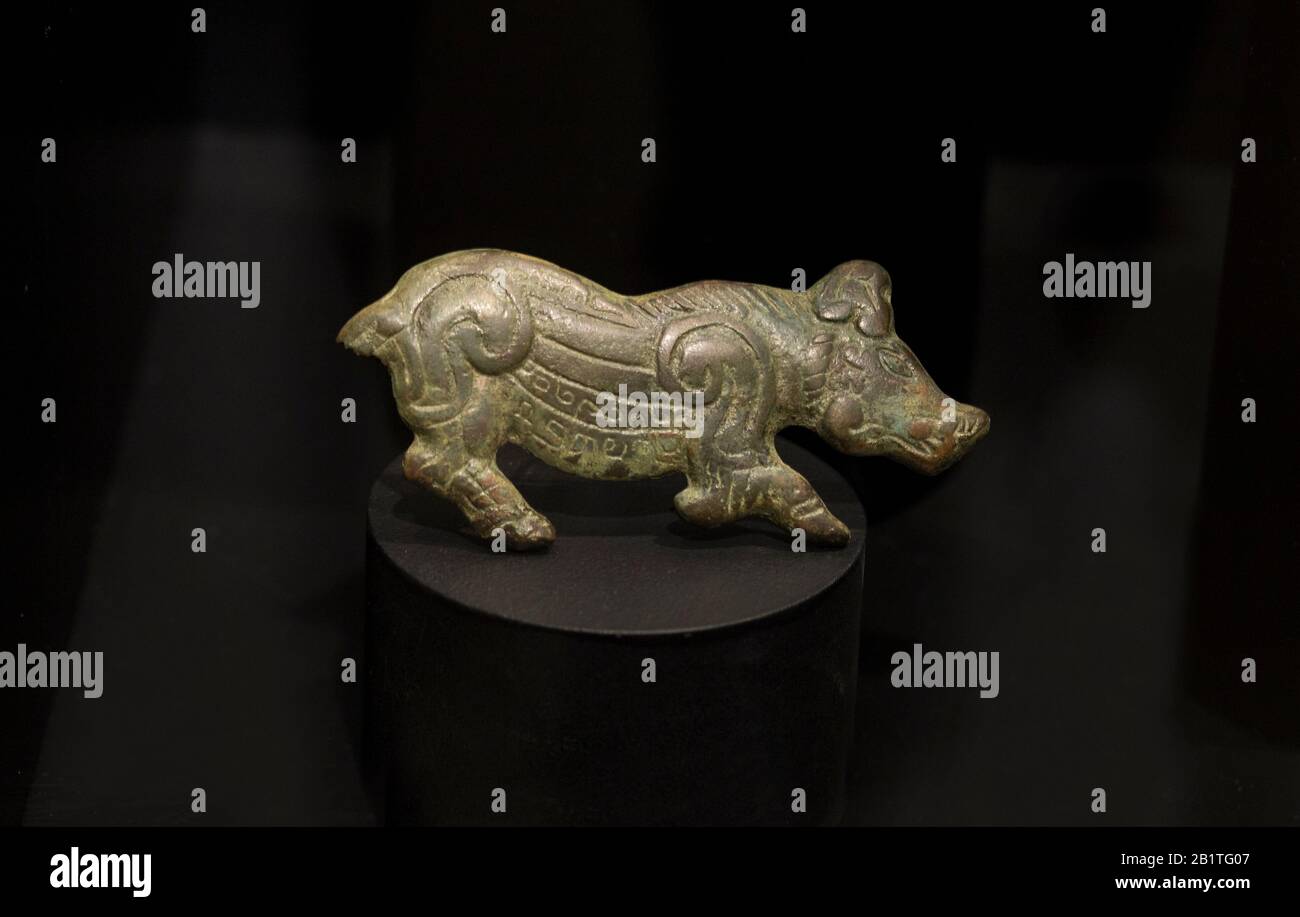 Málaga, Spanien - 2. März 2019: Wildschweinschnalle aus Bronze. Sonnensymbol im Iran, 1000 v. Chr. Ifergan Museum Stockfoto