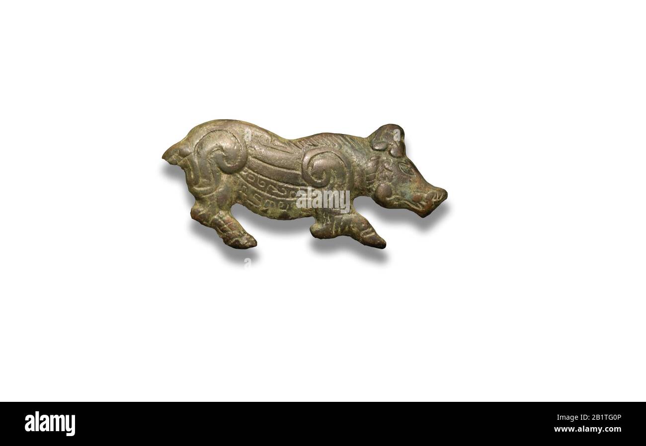 Málaga, Spanien - 2. März 2019: Wildschweinschnalle aus Bronze. Sonnensymbol im Iran, 1000 v. Chr. Ifergan Museum Stockfoto