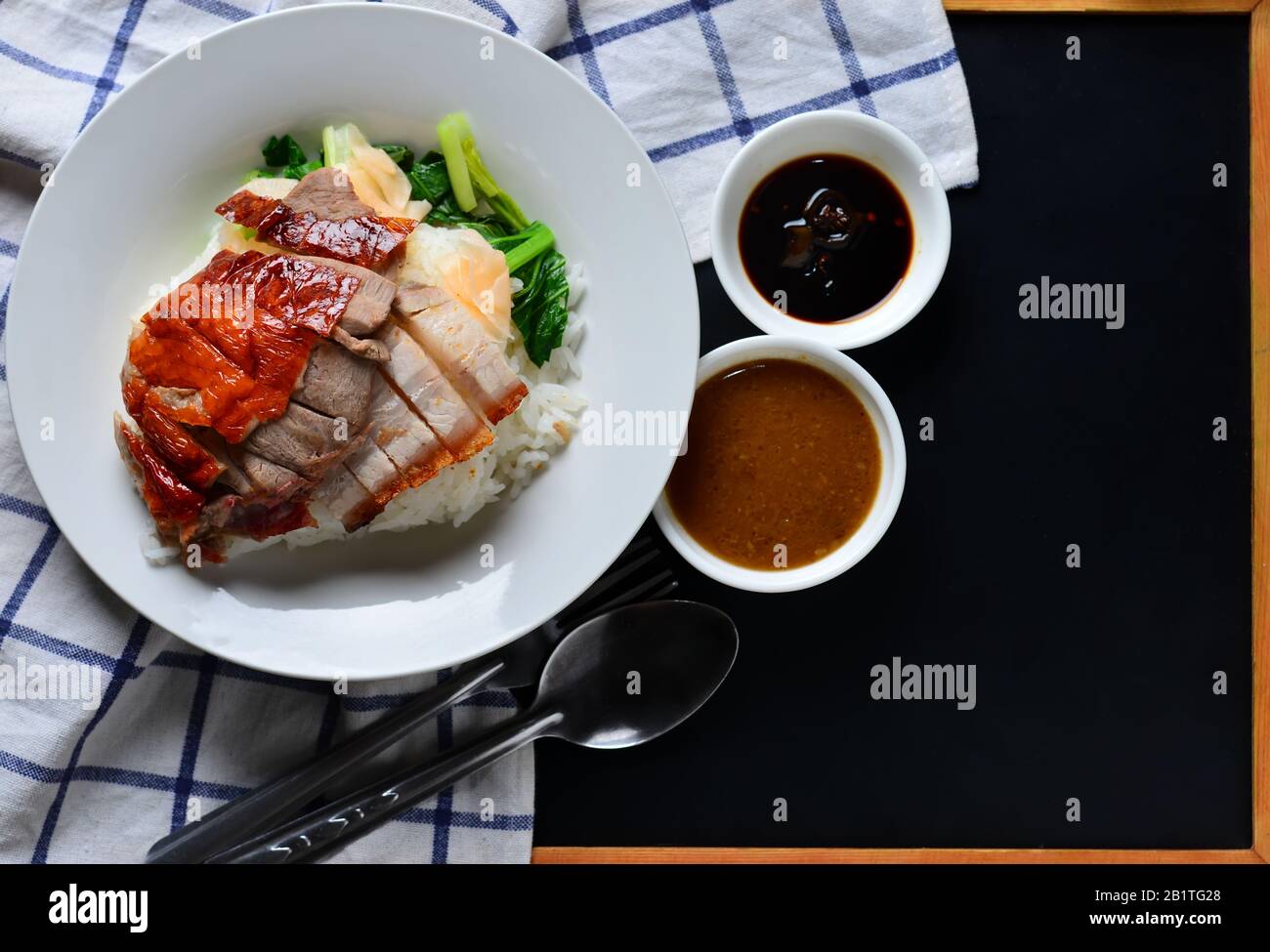 Reis mit gerösteter Ente und knuspriger Schweinebauch Stockfoto