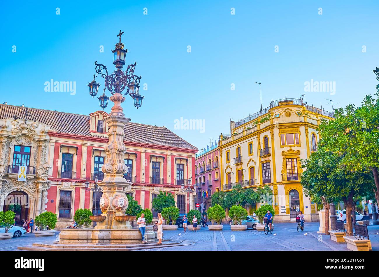 Sevilla, SPANIEN - 1. OKTOBER 2019: Die Plaza Virgen de los Reyes mit ihrem berühmten Straßenlicht in der Umgebung erstaunlicher historischer Herrenhäuser am Oktober Stockfoto