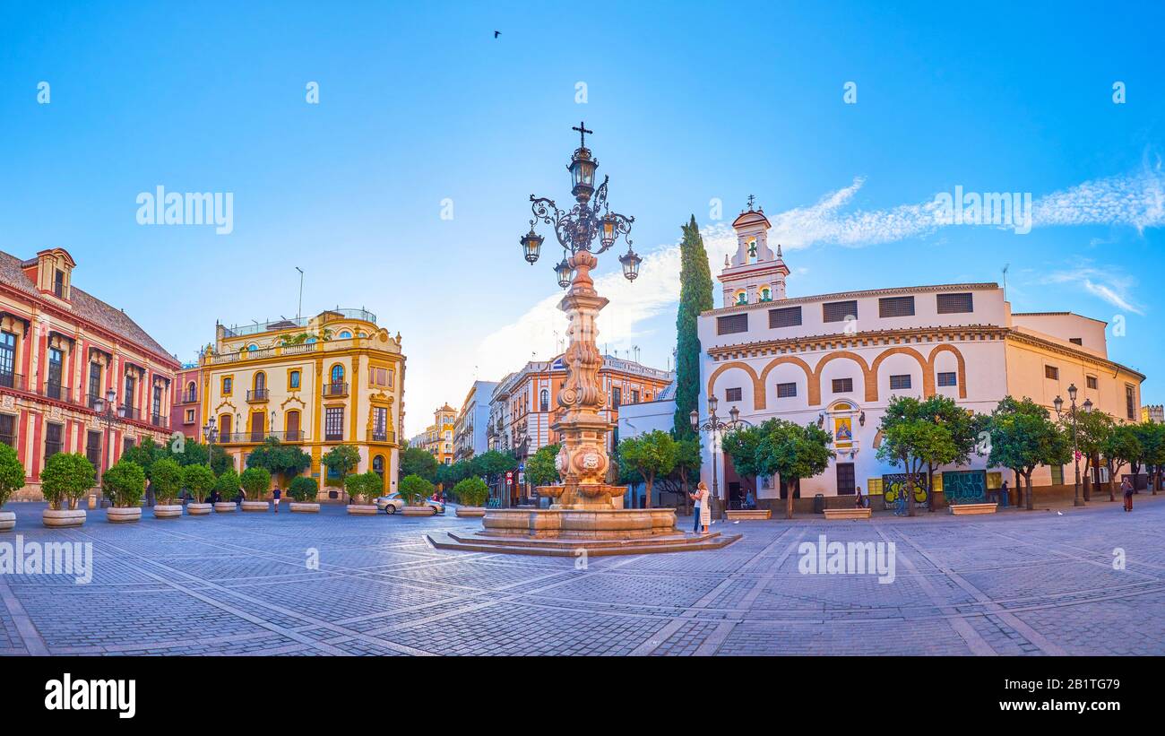 Sevilla, SPANIEN - 1. OKTOBER 2019: Die Plaza Virgen de los Reyes mit ihrem malerischen historischen Straßenlicht in der Mitte ist das Herz der Altstadt, am Oktober Stockfoto