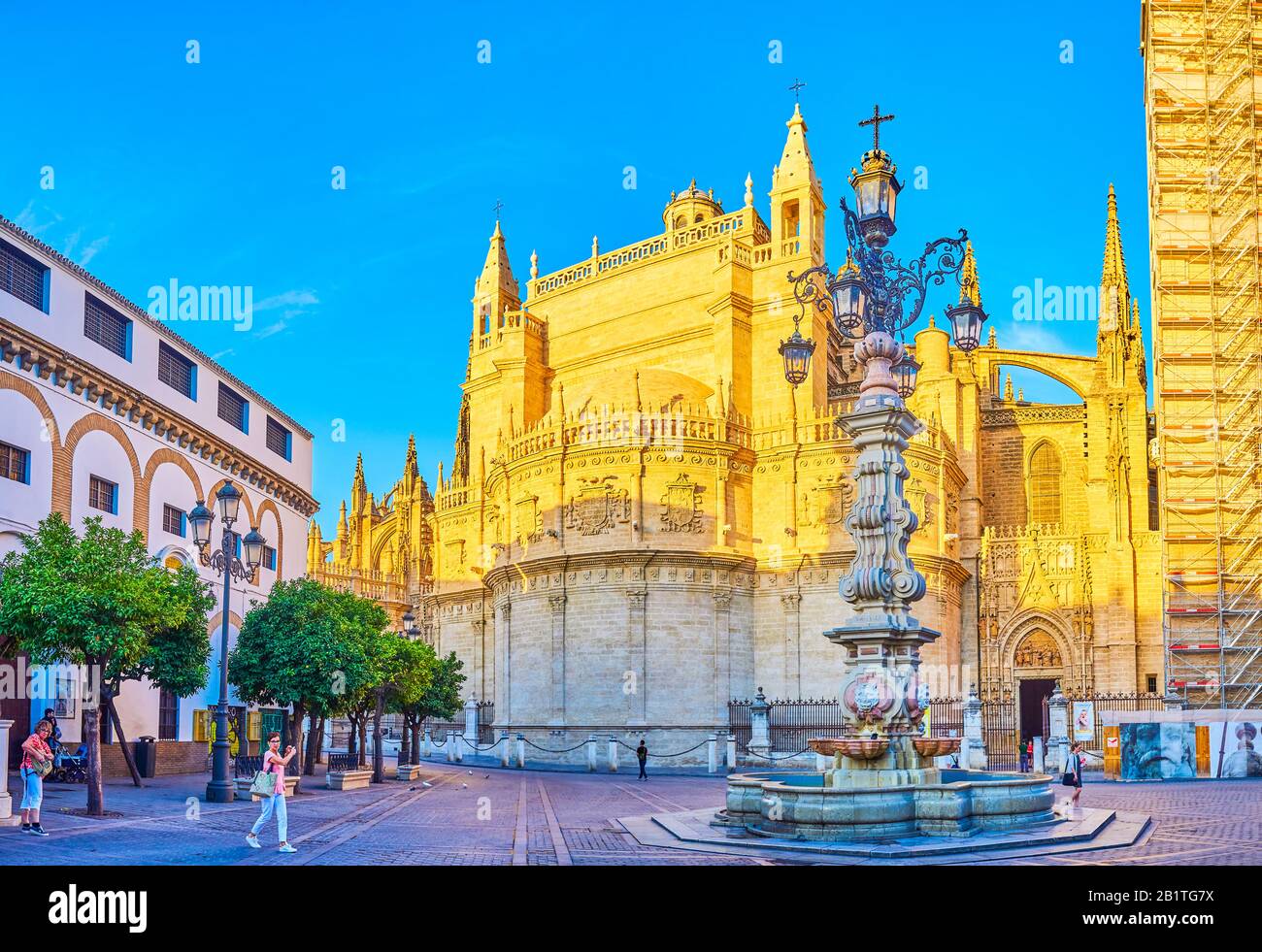 Sevilla, SPANIEN - 1. OKTOBER 2019: Die Plaza Virgen de los Reyes mit ihrem Wahrzeichen, der Kathedrale und dem beeindruckendsten Teil, dem Royal Chap Stockfoto