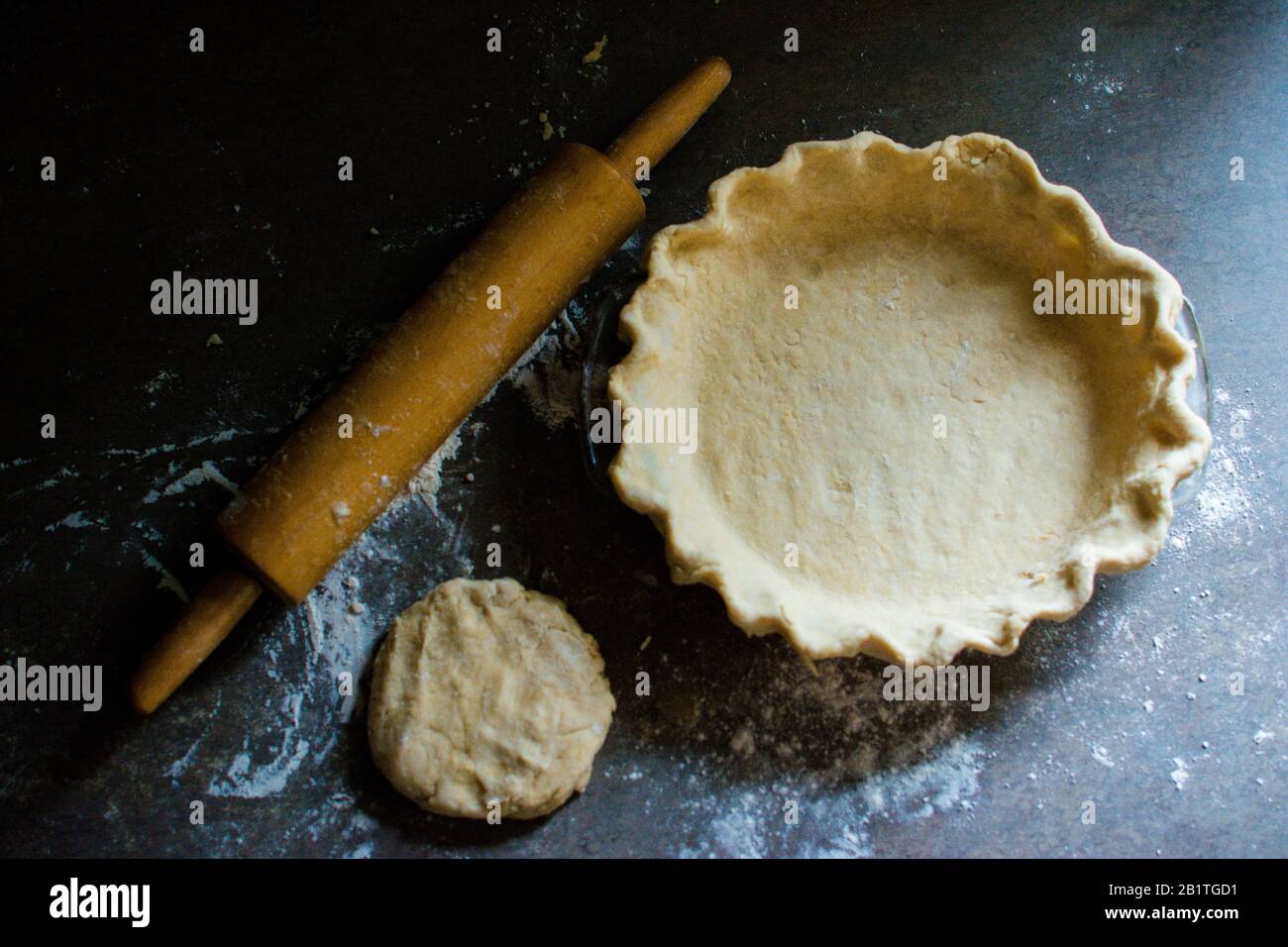 Hausgemachte Tortenkruste auf einer Theke mit Mehl bedeckt sitzen Stockfoto