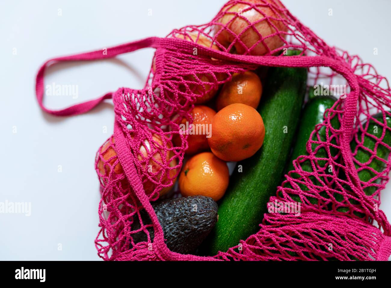Umweltfreundlicher und wiederverwendbarer Netzbeutel mit Obst und Gemüse Stockfoto