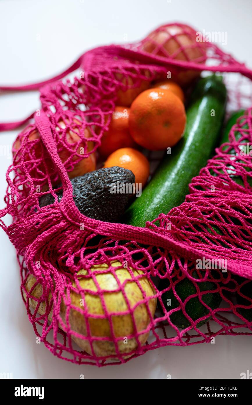 Umweltfreundlicher und wiederverwendbarer Netzbeutel mit Obst und Gemüse Stockfoto