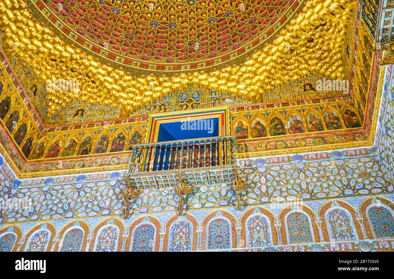 Sevilla, SPANIEN - 1. OKTOBER 2019: Der kleine Balkon unter der Kuppel der Botschafterhalle im King Pedro Palace von Alcazar Complex, am 1. Oktober in Sevill Stockfoto