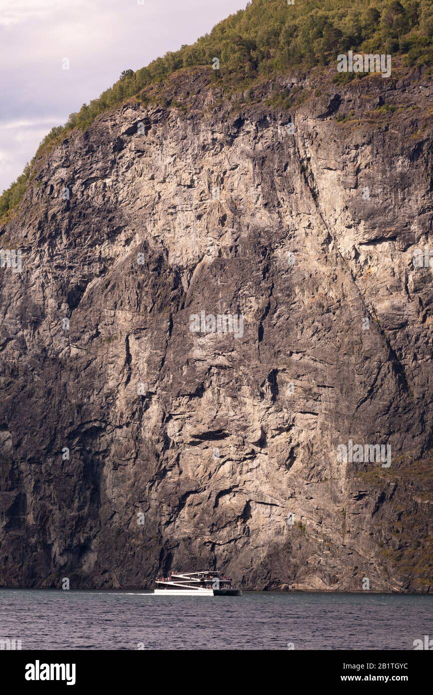 Undredal, NORWEGEN - Bootstour mit Fähren auf dem Aurlandsfjorden, einem Fjord im Vestland County. Stockfoto