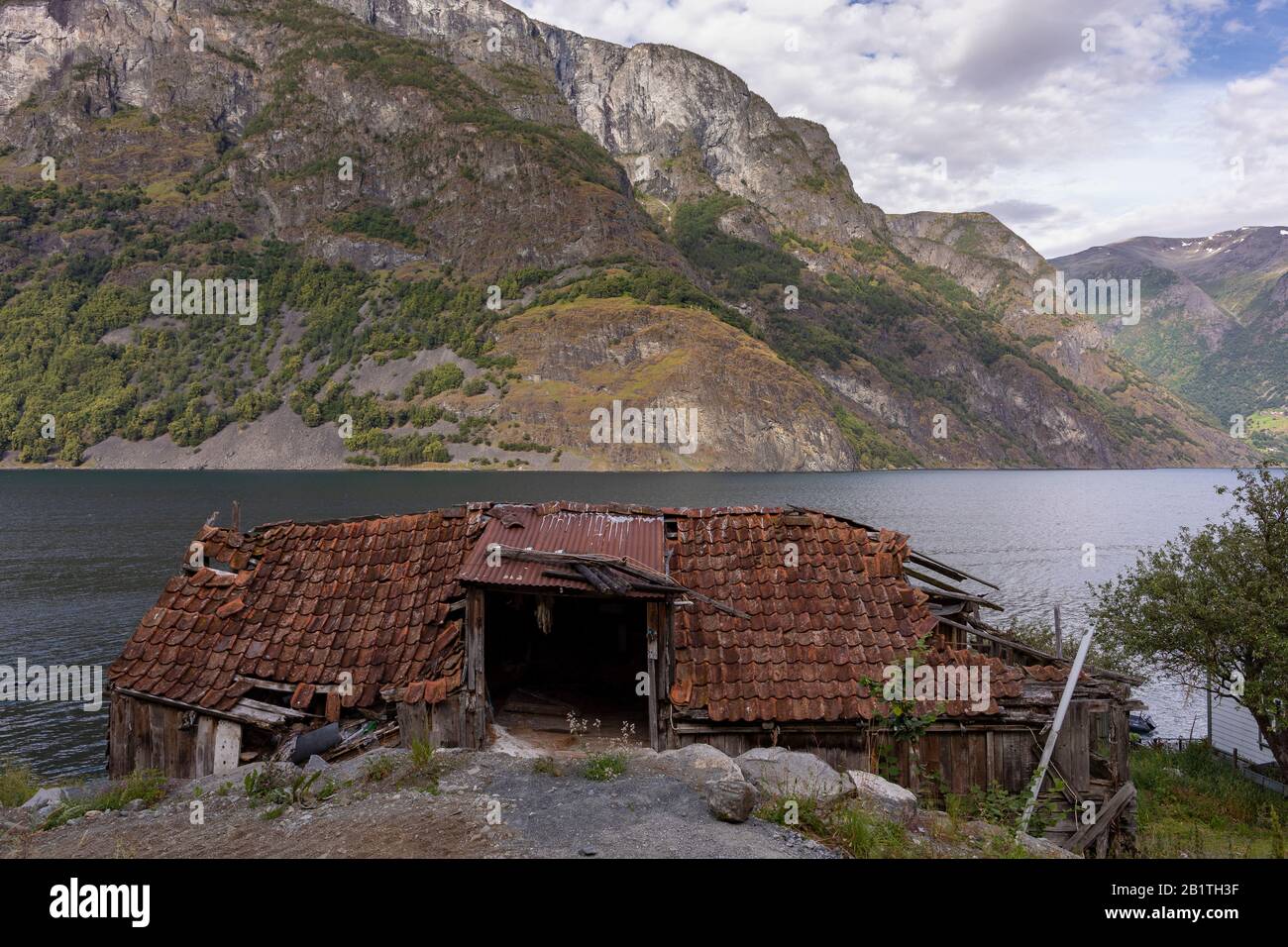 Undredal, NORWEGEN - Verfallenes Gebäude im Dorf am Aurlandsfjord-Fjord. Stockfoto