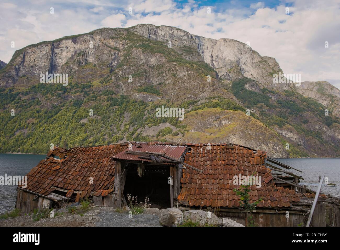 Undredal, NORWEGEN - Verfallenes Gebäude im Dorf am Aurlandsfjord-Fjord. Stockfoto