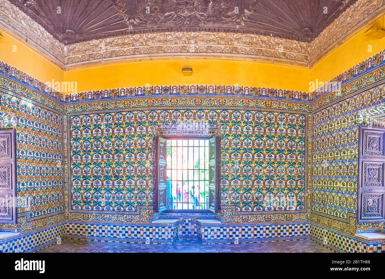 Sevilla, SPANIEN - 1. OKTOBER 2019: Das Innere des kleinen Pavillon von  Charles V. mit glasierten, mit Fliesen verzierten Wänden und Fensterläden  aus Holz, Alcazar Garden Stockfotografie - Alamy