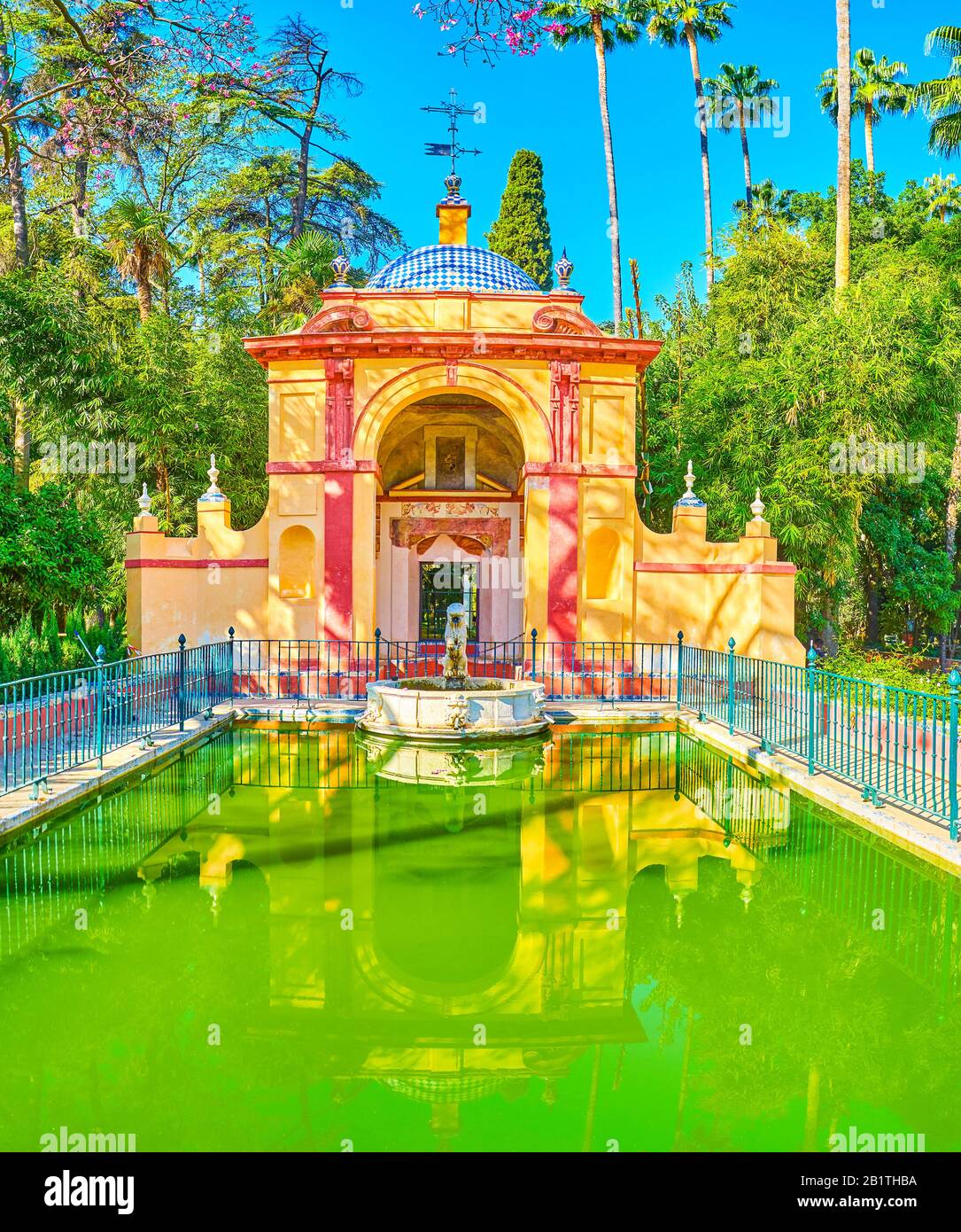 Sevilla, SPANIEN - 1. OKTOBER 2019: Die Alcazar-Gärten verfügen über den kleinen Pavillon des Löwen mit erhaltenen inneren Freskos, der auf den kleinen Teich mit dem blickt Stockfoto