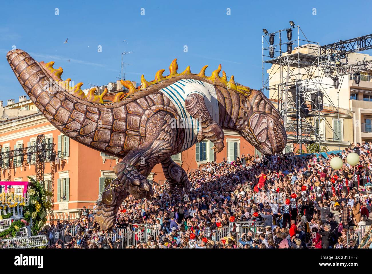 Nice, Cote d'Azur, Frankreich - 15. Februar 2020: Carnaval de Nice, Dieses Jahr Thema King of Fashion - Großer Dinosaurierballon wird auf die Tribüne genommen Stockfoto