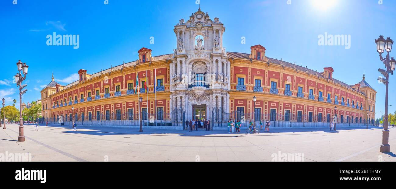 Sevilla, SPANIEN - 1. OKTOBER 2019: Panoramaaussicht auf die große Fassade des Palastes von San Telmo mit malerischem Mittelsteinportal, am 1. Oktober in Sevilla Stockfoto