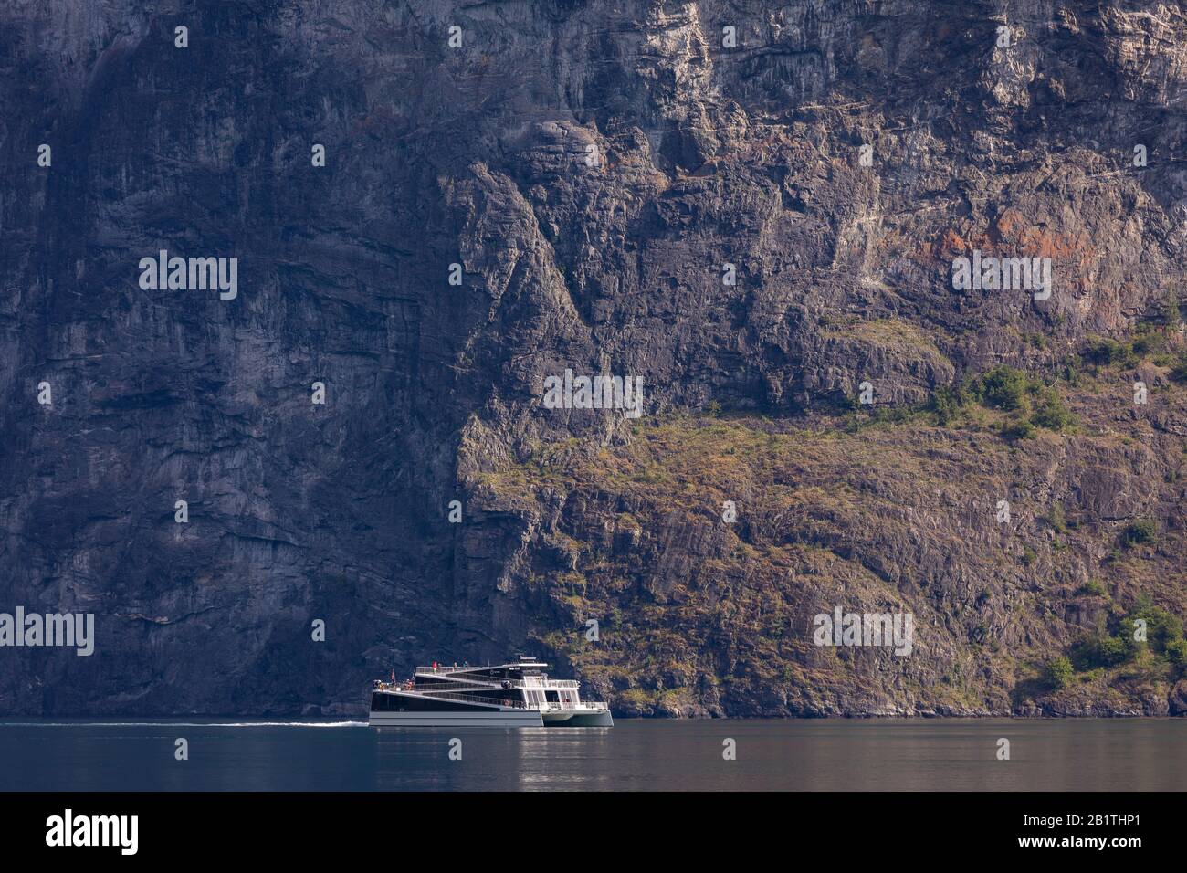 Undredal, NORWEGEN - Bootstour mit Fähren auf dem Aurlandsfjorden, einem Fjord im Vestland County. Stockfoto